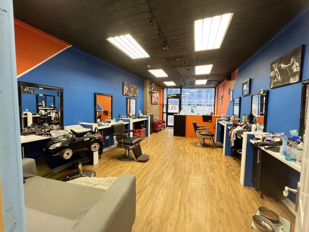 Lot: 56 - FREEHOLD TOWN CENTRE COMMERCIAL INVESTMENT - General view of internal salon